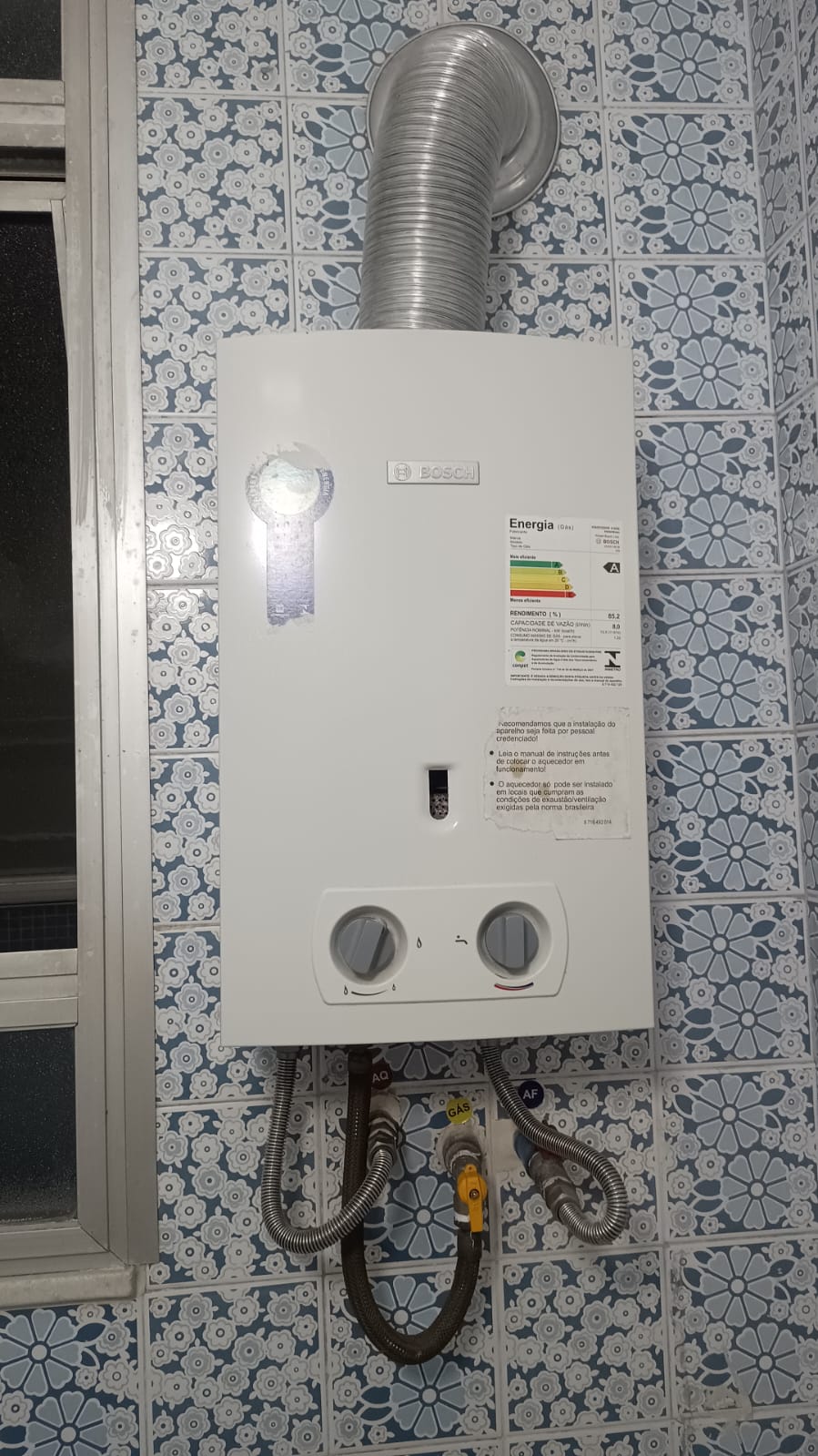 Aquecedor Bosch instalado em parede com azulejos decorativos