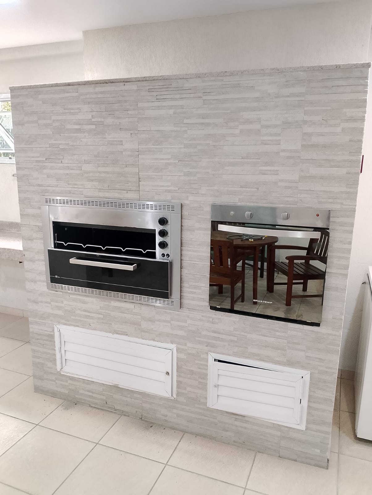 Forno e churrasqueira a gás embutidos em parede