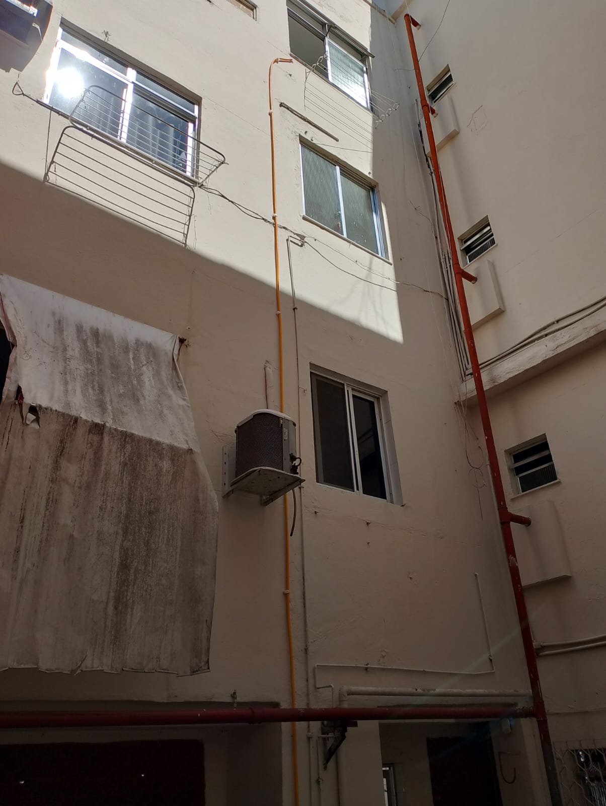 Tubulação de gás externa em prédio residencial