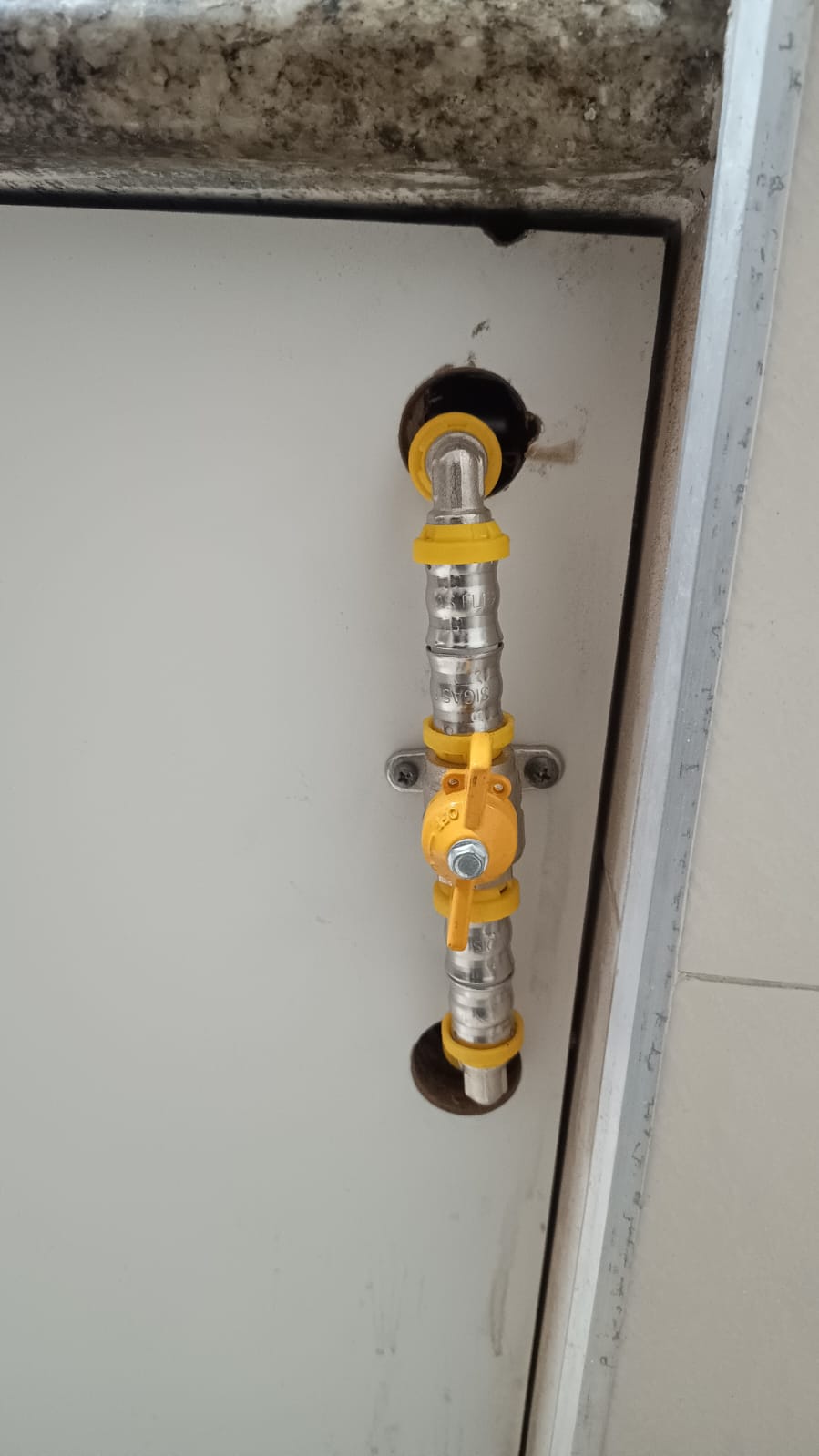 Válvula de gás amarela instalada na parede